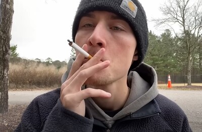 Лечение зависимости от табакокурения в Купино Мужчина с сигаретой делает затяжку