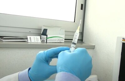 Проведение кодирования Вивитролом в Купино Шприц с Вивитролом в руках у врача